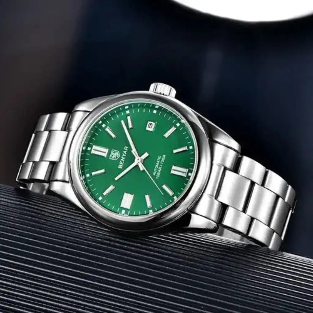 Relógio Masculino Automático Zaren Green com close nos elos e fecho bracelete da pulseira de aço inoxidável evidenciando o acabamento polido premium
