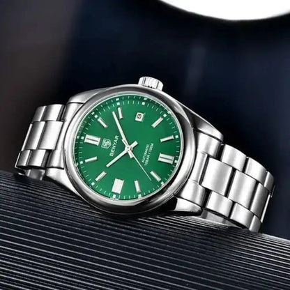Relógio Masculino Automático Zaren Green com close nos elos e fecho bracelete da pulseira de aço inoxidável evidenciando o acabamento polido premium