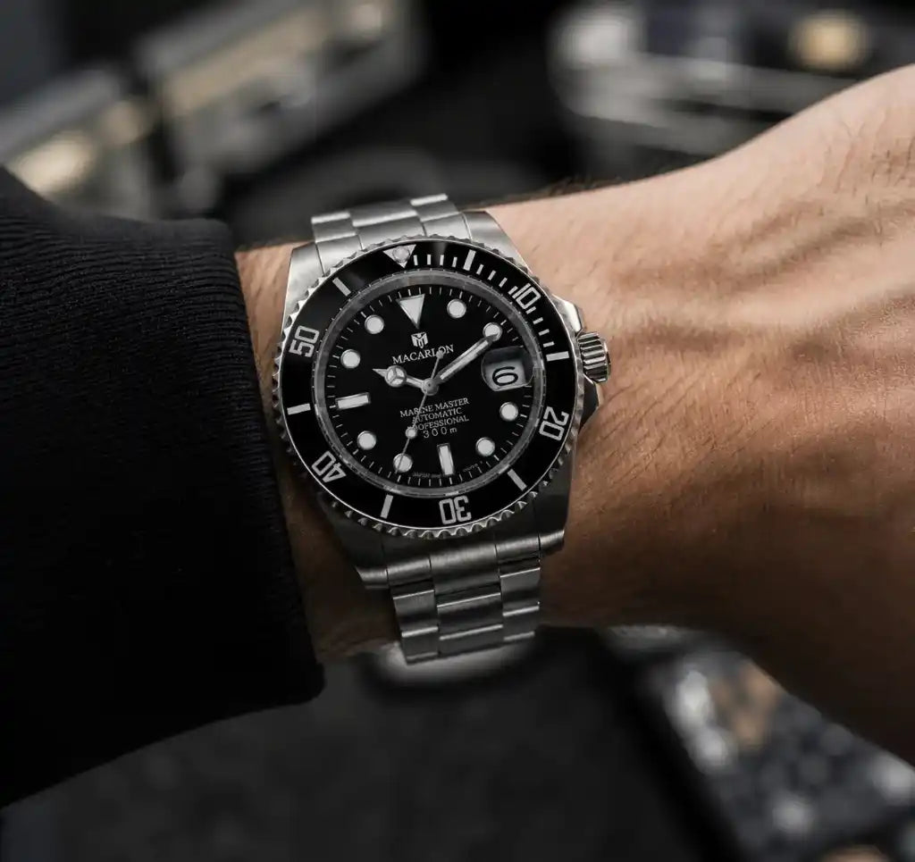 Relógio Masculino Mecânico Kronx Black sendo usado no pulso com design todo preto em destaque sobre fundo neutro