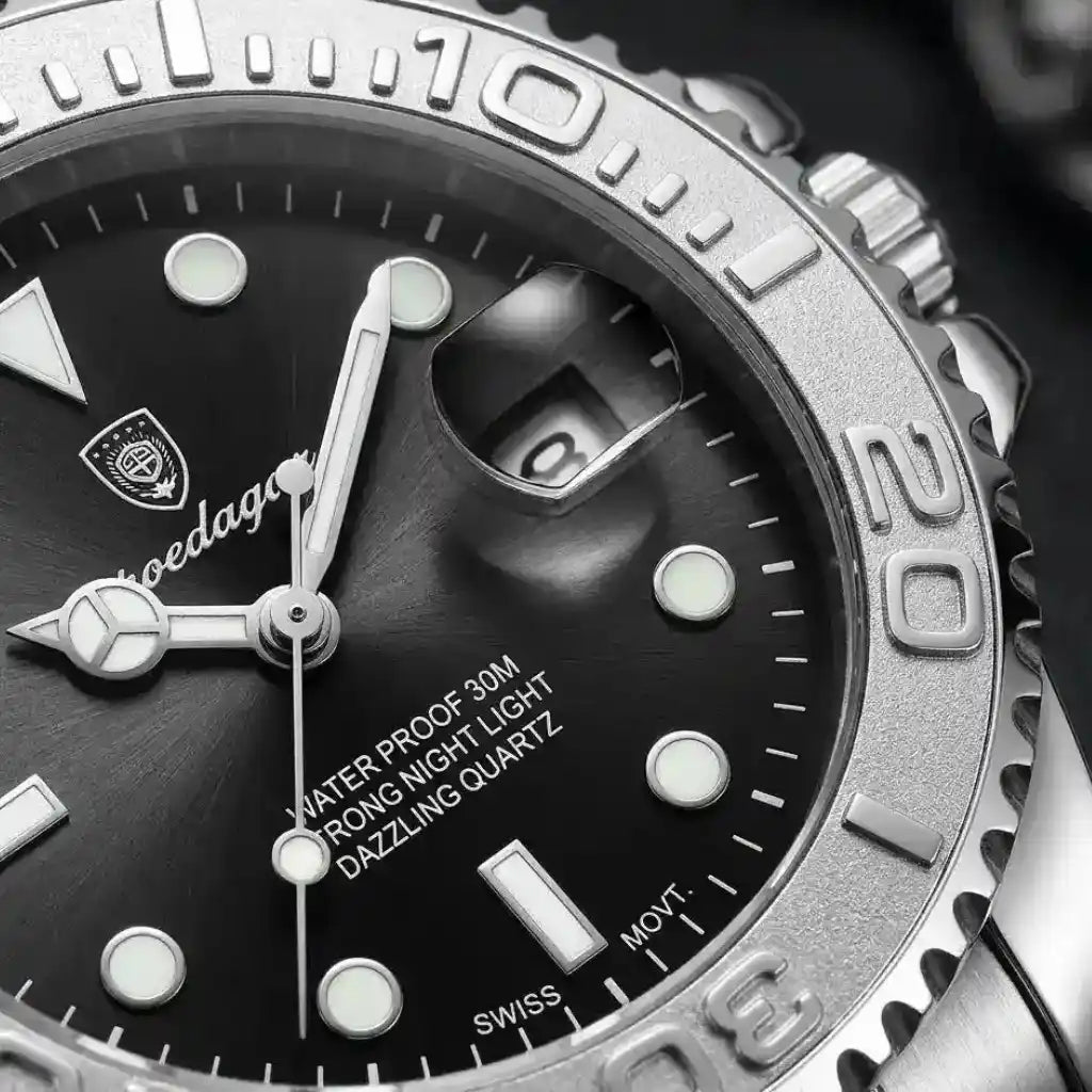 Relógio Masculino Quartzo Abyss Black com close no mostrador preto exibindo ponteiros luminosos e marcações em detalhe