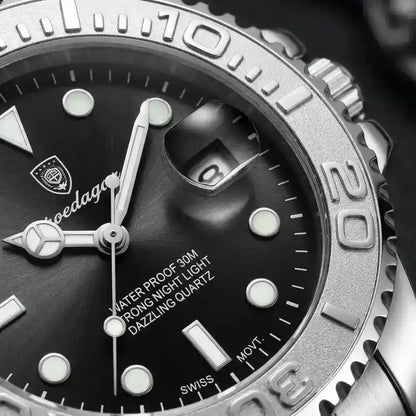 Relógio Masculino Quartzo Abyss Black com close no mostrador preto exibindo ponteiros luminosos e marcações em detalhe