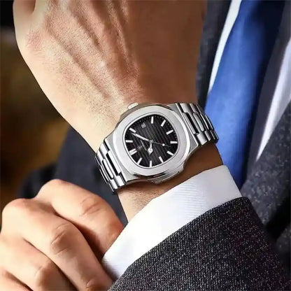Relógio Masculino Quartzo Axis Black sendo usado no pulso com design todo preto e índices em destaque
