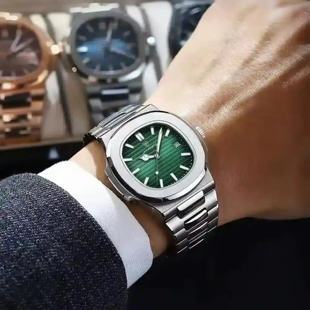 Relógio Masculino Quartzo Axis Green sendo usado no pulso com mostrador verde e índices prateados em destaque