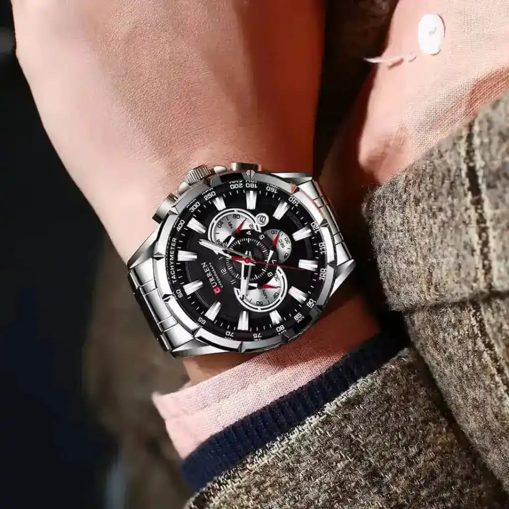 Relógio Masculino Quartzo Velthor Black sendo usado no pulso evidenciando o tamanho robusto de 48mm e o mostrador preto em destaque