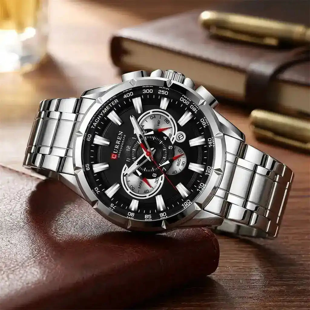 Relógio Masculino Quartzo Velthor Black deitado sobre superfície de couro marrom evidenciando o contraste entre o aço preto e o couro