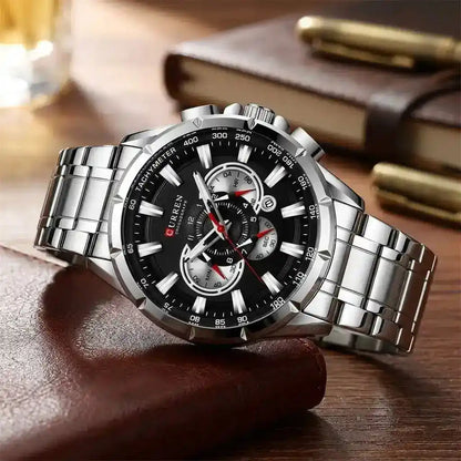 Relógio Masculino Quartzo Velthor Black deitado sobre superfície de couro marrom evidenciando o contraste entre o aço preto e o couro