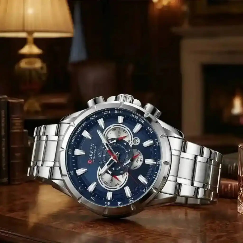 Relógio Masculino Quartzo Velthor Dark Blue deitado sobre superfície plana exibindo o mostrador azul escuro com data automática e pulseira de aço