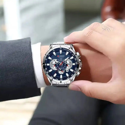 Relógio Masculino Quartzo Velthor Dark Blue sendo usado no pulso evidenciando o tamanho robusto de 48mm e o mostrador azul escuro em destaque