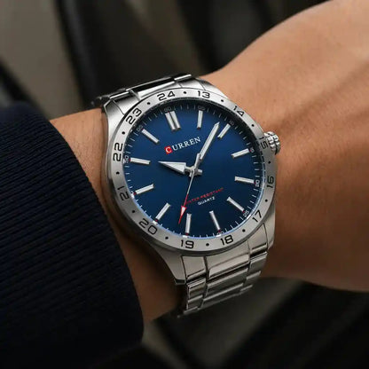 Relógio Masculino Quartzo Very Blue fotografado em ângulo diagonal evidenciando a caixa em liga metálica e o bezel com detalhes em prata