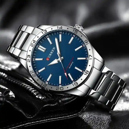 Relógio Masculino Quartzo Very Blue apoiado sobre jaqueta preta destacando o design azul e prata sobre o fundo escuro