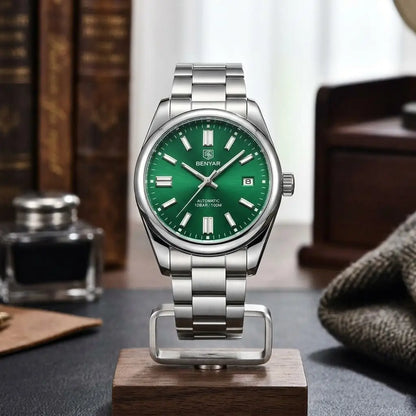 Relógio Masculino automático zaren green em pé sobre um suporte 
