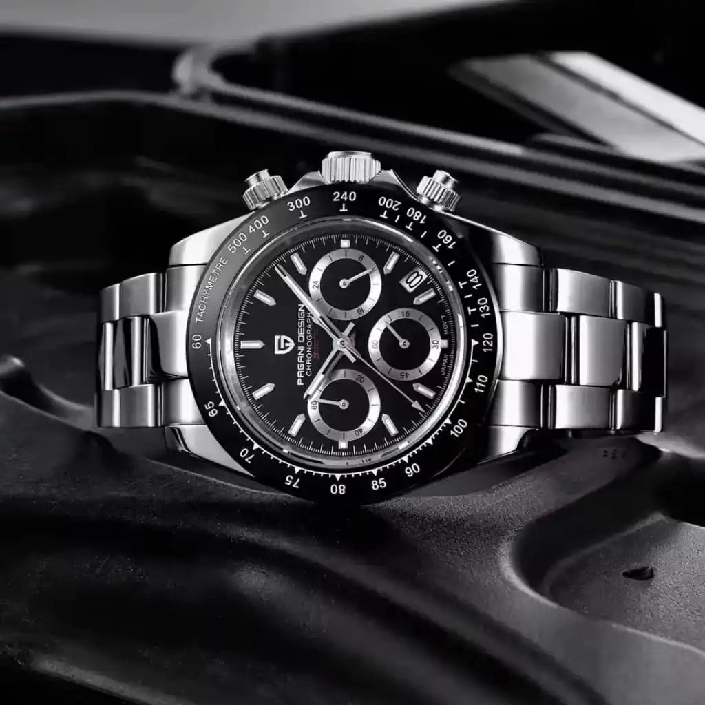Relogio Quartzo Masculino Auralis Black com close nos ponteiros e sub-dials do cronográfico sobre mesa escura
