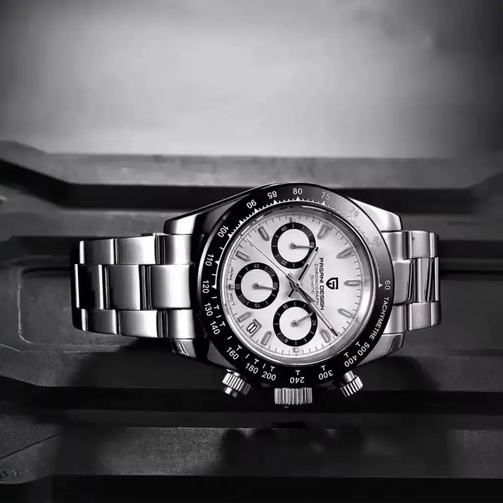 Relogio Quartzo Masculino Auralis White deitado sobre superfície 
