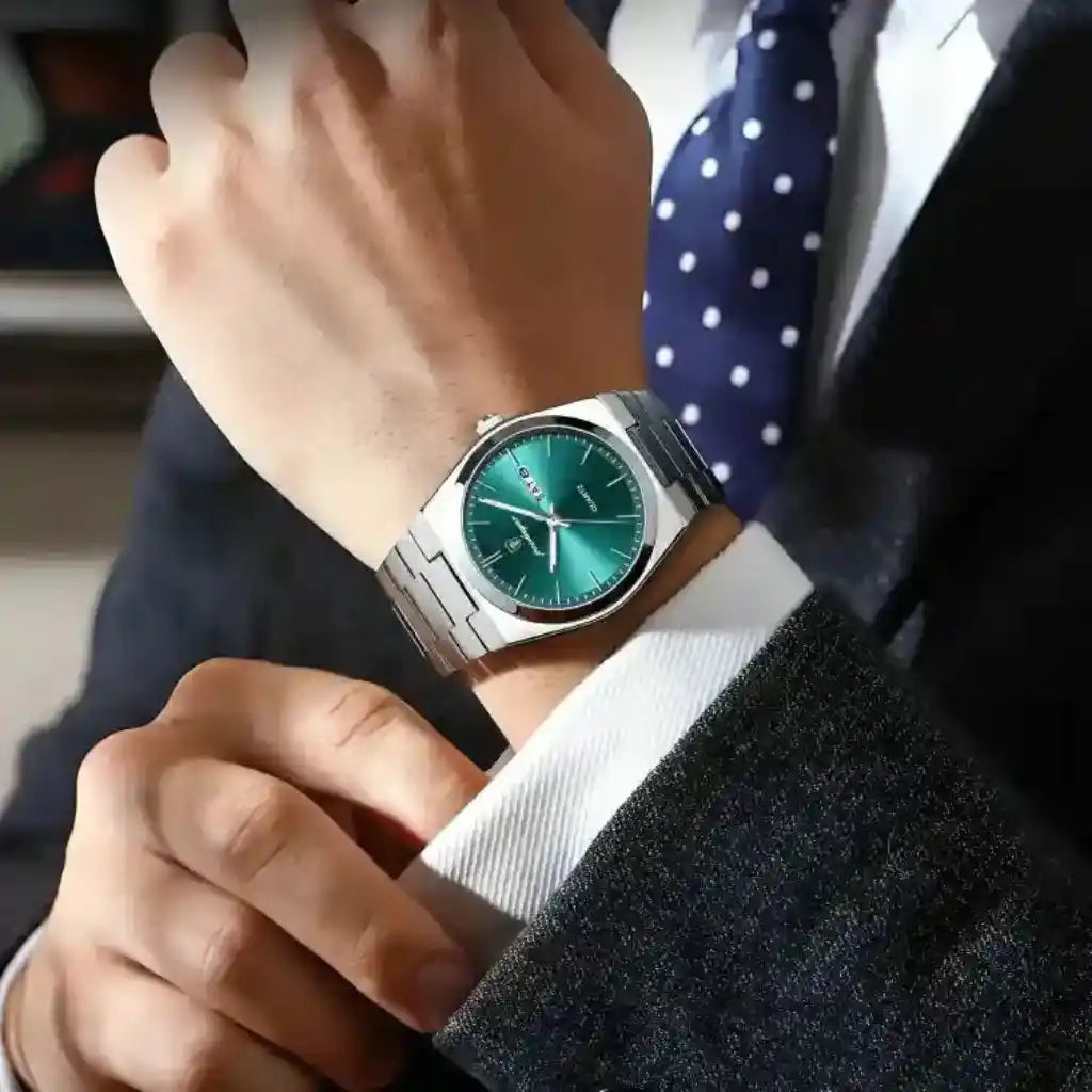 Relogio Quartzo Masculino Empire Green sendo usado no pulso 