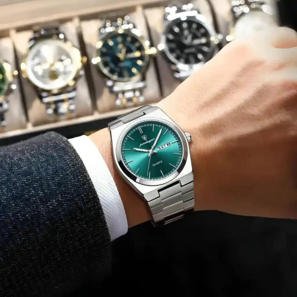 Relogio Quartzo Masculino Empire Green no pulso com close nos detalhes 