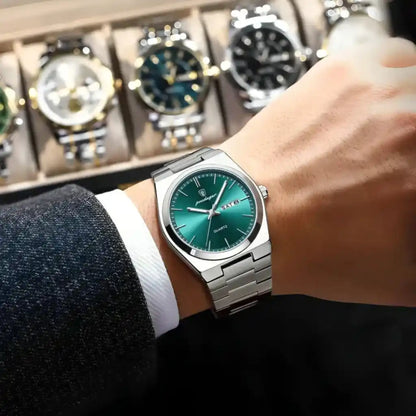 Relogio Quartzo Masculino Empire Green no pulso com close nos detalhes 