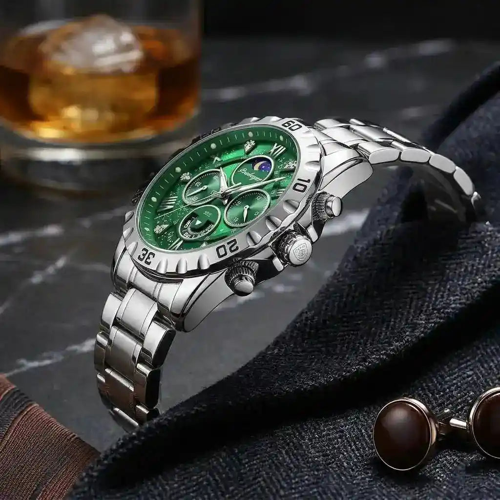 Relogio Quartzo Masculino Lunaris Green apoiado sobre pano texturizado 