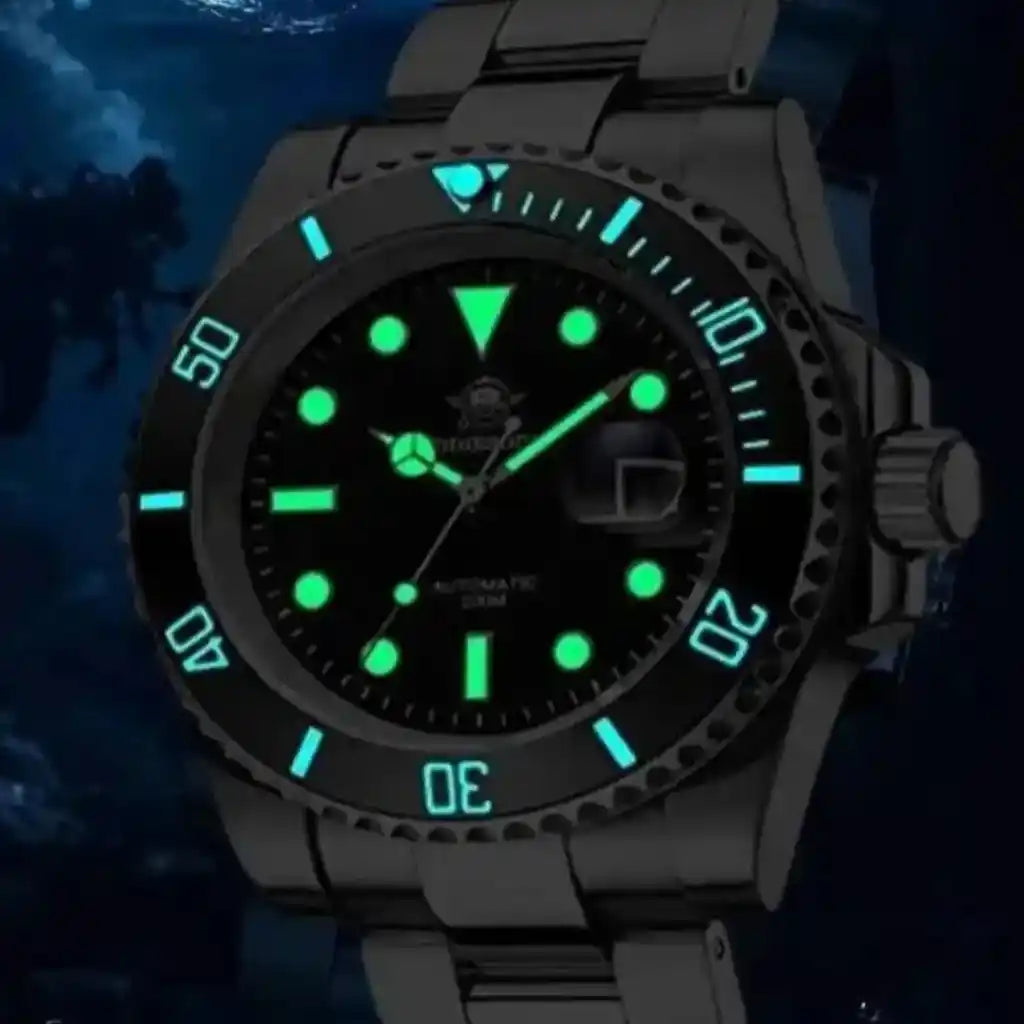 Relogio Quartzo Masculino Nautex Black com ponteiros e índices luminosos brilhando no mostrador preto em ambiente escuro