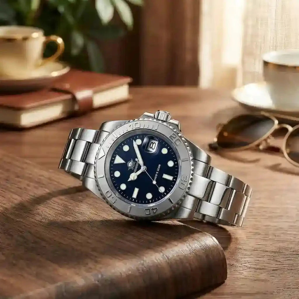 Relogio Quartzo Masculino Nautex Dark Blue apoiado sobre superfície de couro marrom 