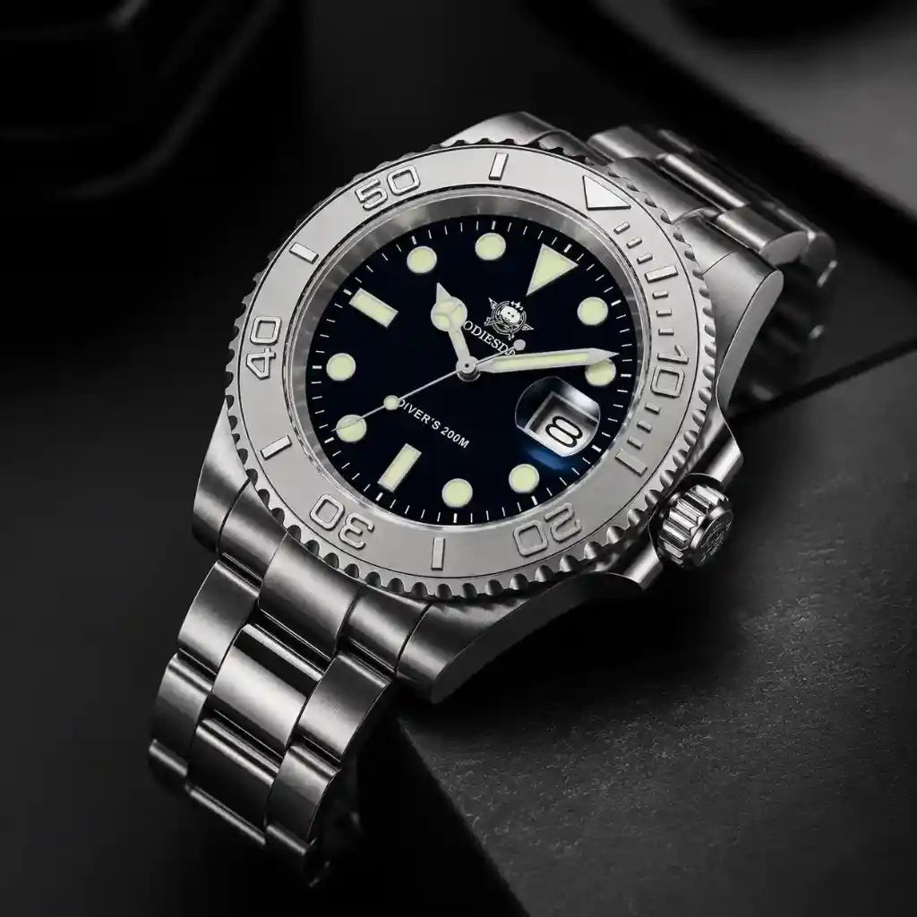 Relogio Quartzo Masculino Nautex Dark Blue sobre fundo preto 