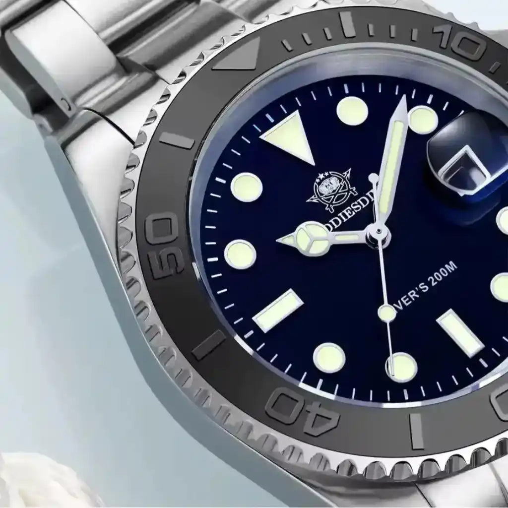 Relogio Quartzo Masculino Nautex Dark Blue com close nos ponteiros e índices luminosos 