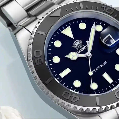 Relogio Quartzo Masculino Nautex Dark Blue com close nos ponteiros e índices luminosos 