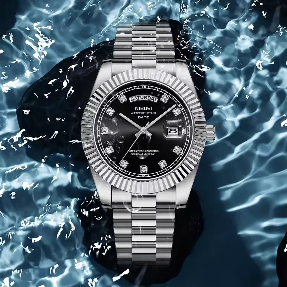 Relógio Quartzo Silver Date Black Em pé mostrando que e resistente a água 