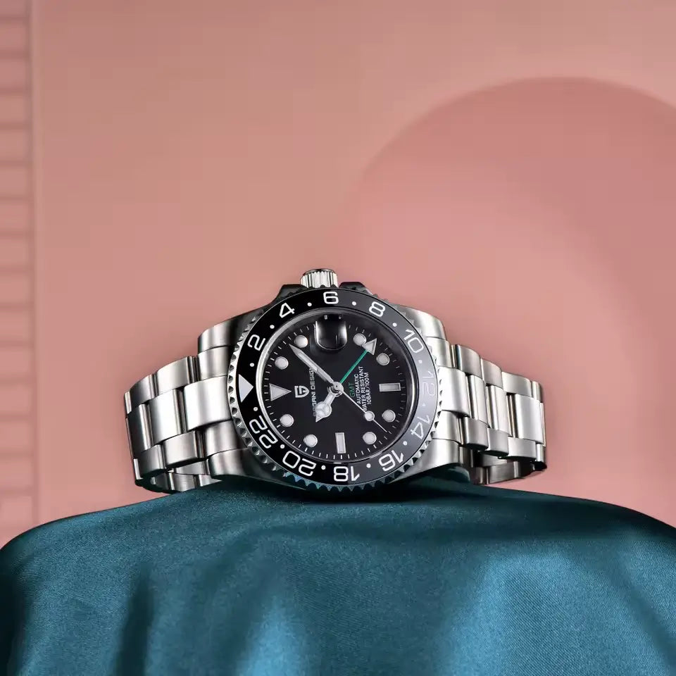 Relógio Automático Kronos Black Lateral sobre um pano colorido