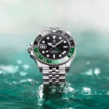 Relógio Automático Kronos Black Green  Sobre a água mostrando que ele e a prova de agua