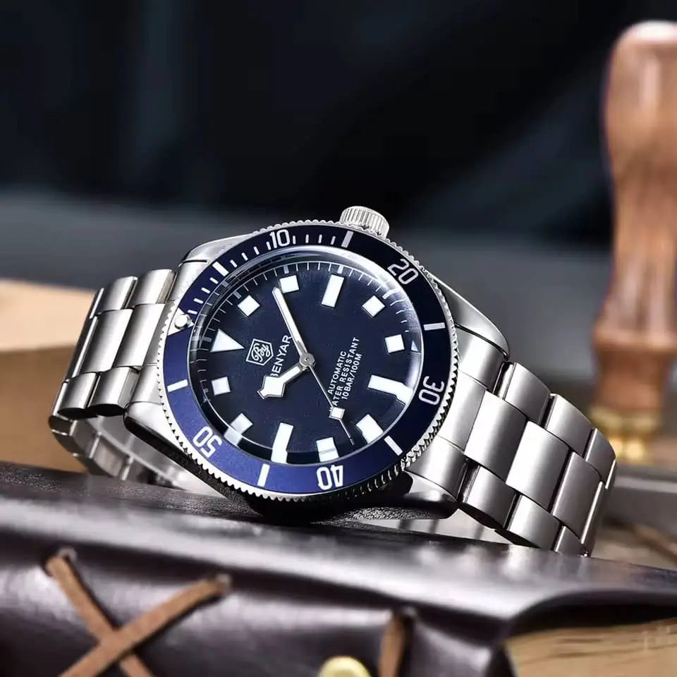 Relógio Automático Vórtex Blue Lateral sobre uma mesa