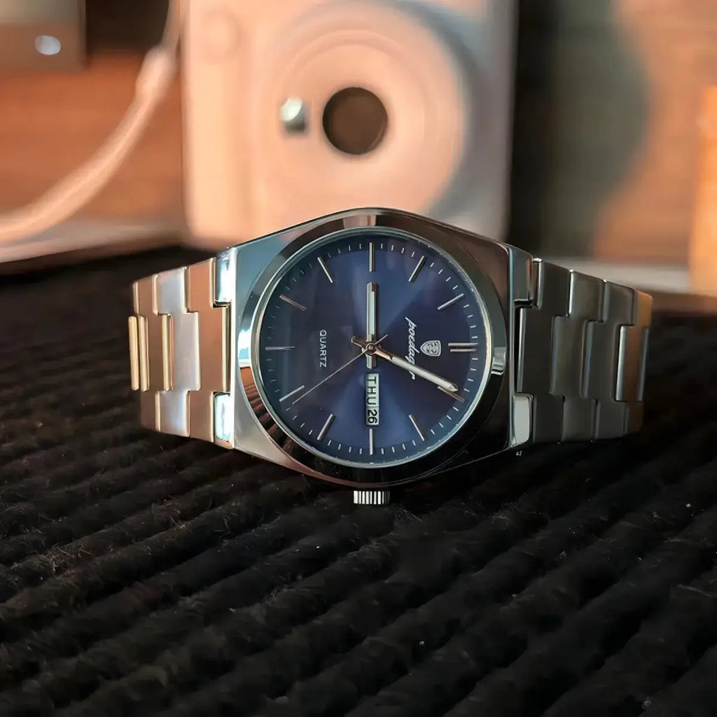 Relógio Quartzo Empire Blue Lateral sobre uma superfície de pedra 