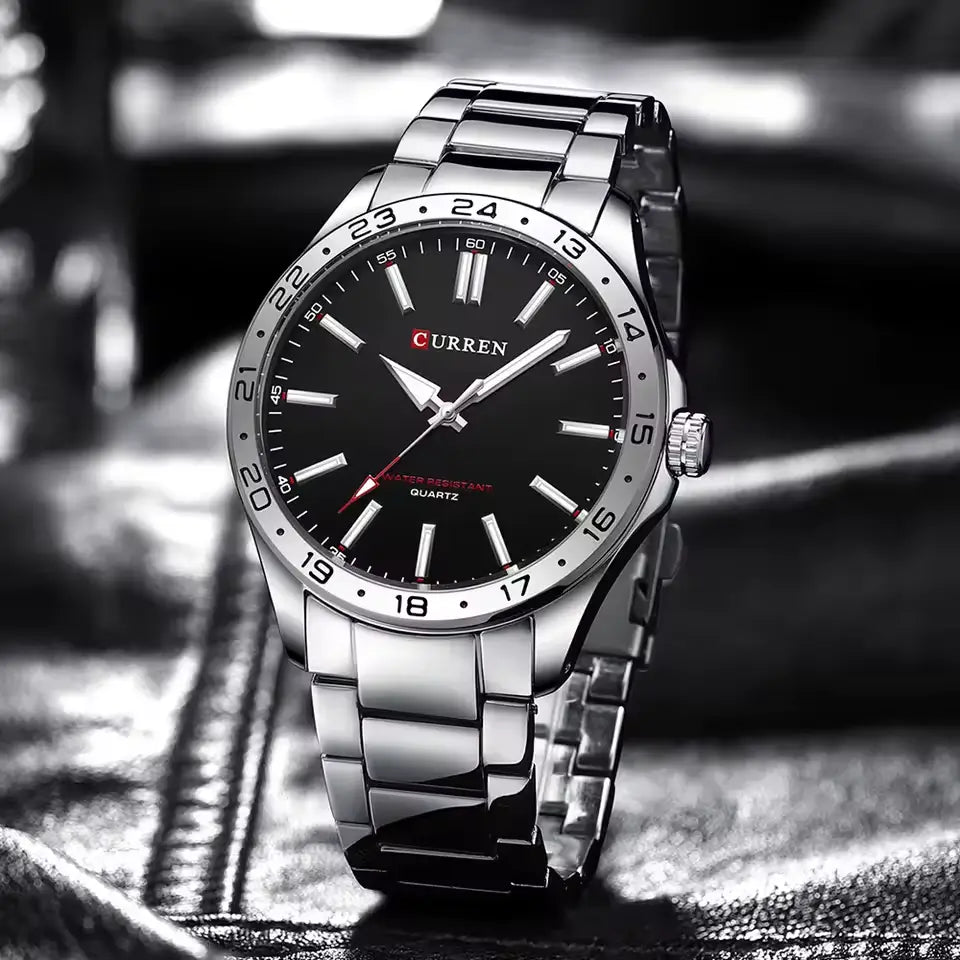 Relógio quartzo very black sobre uma jaqueta preta 